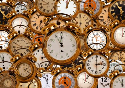 clock face showing past time