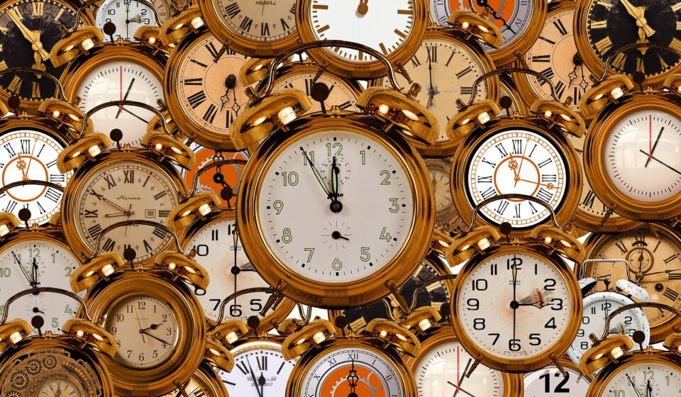 clock face showing past time