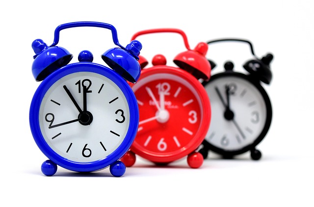 Clock face showing a subtraction of 6 hours from the current time (what time was it 6 hours ago)