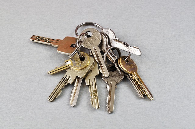 Comparison chart showing key features of top password managers: Encryption, MFA, Sync, Storage, Price