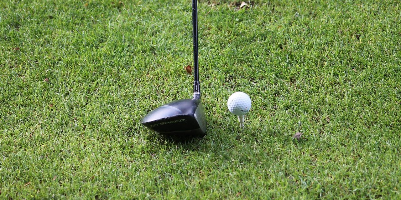 beginner golfer using rangefinder