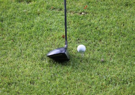 beginner golfer using rangefinder