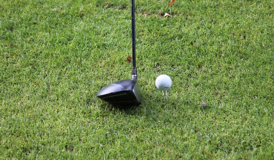 beginner golfer using rangefinder