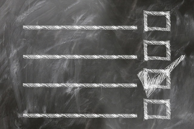 A checklist graphic highlighting key considerations for choosing a YouTube downloader